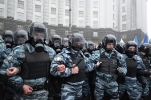 Riot_police_by_the_building_of_the_Cabinet_of_Ministers
