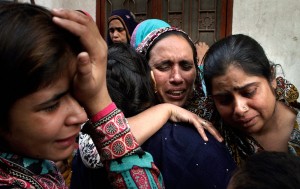 Rudele victimelor atentatului din Lahore și-au îngropat apropiații, în timp ce autoritățile au fost aspru criticate pentru că nu au reușit să prevină unul dintre cele mai sângeroase atacuri împotriva minorității creștine din Pakistan