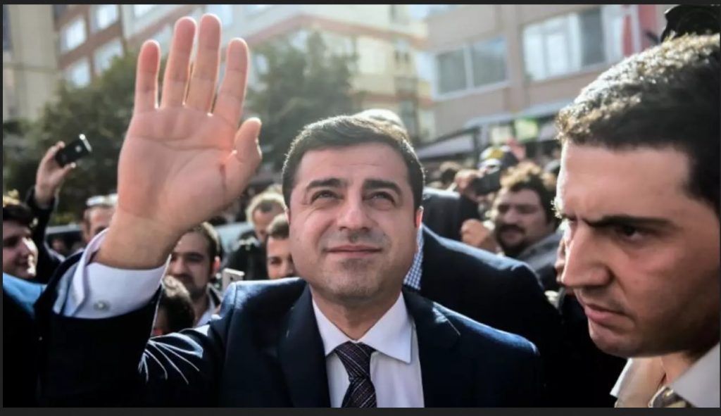 Politicianul kurd Selahettin Demirtaș a fost arestat de autoritățile de la Ankara, fiind acuzat de terorism