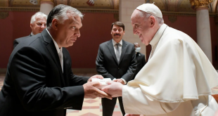 Pope Francis exchanges gifts with Hungarian Prime Minister Viktor Orban in Budapest. Sursa foto: Vatican Media/AP