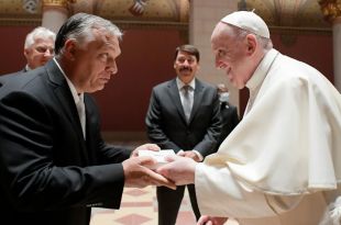 Pope Francis exchanges gifts with Hungarian Prime Minister Viktor Orban in Budapest. Sursa foto: Vatican Media/AP