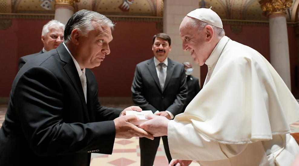 Pope Francis exchanges gifts with Hungarian Prime Minister Viktor Orban in Budapest. Sursa foto: Vatican Media/AP